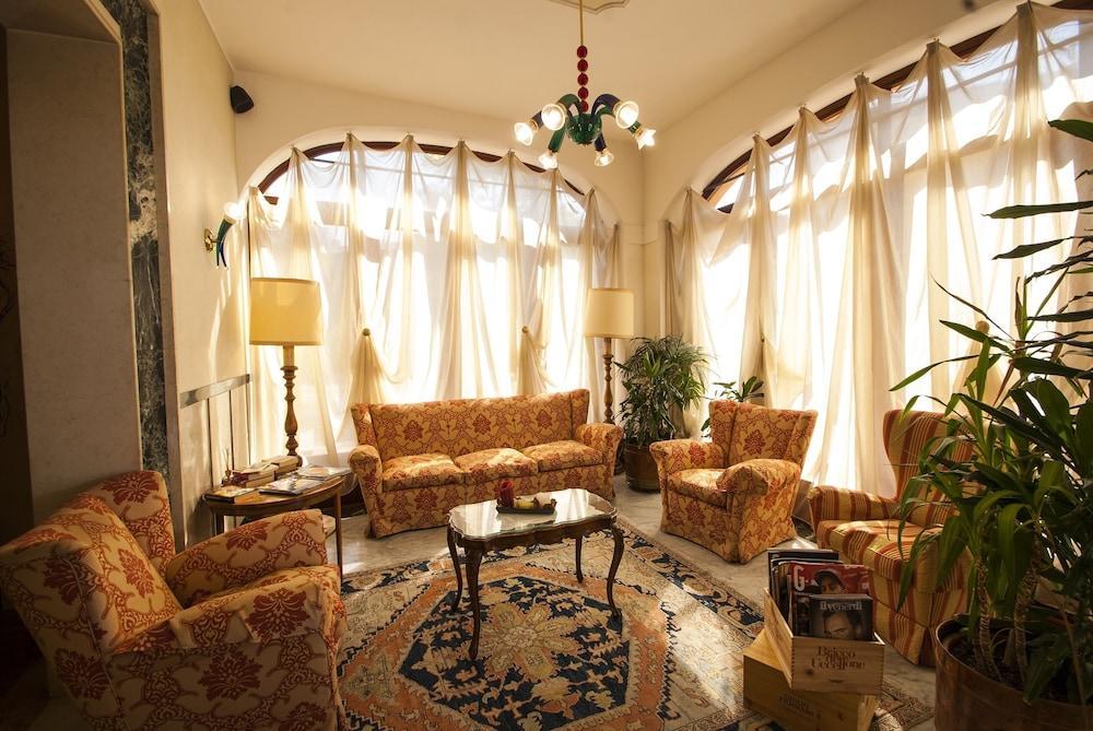 Rocca Conference & Restaurant Hotel